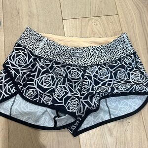 Lululemon black+white pattern shorts. size 4